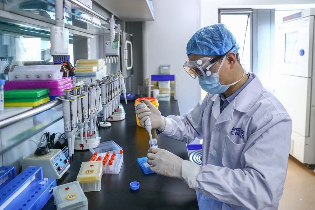 <p>Seorang anggota staf menguji sampel vaksin COVID-19 yang tidak aktif di pabrik produksi vaksin National Pharmaceutical Group (Sinopharm) di Beijing, China. / Foto: Xinhua</p>
