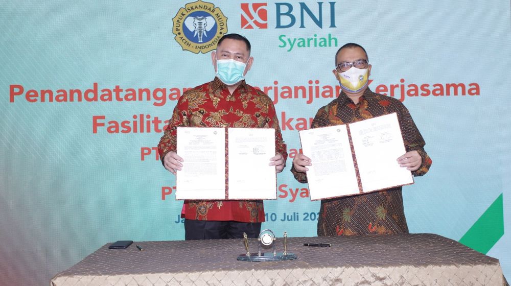 <p>Penandatanganan kerja sama antara BNI Syariah dengan PT Pupuk Iskandar Muda dalam menyediakan layanan payroll gaji dan pembiayaan konsumtif pegawai. / BNI Syariah</p>
