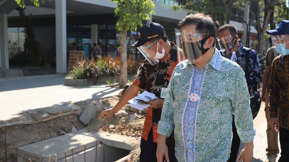 <p>Menteri PPN/Kepala Bappenas Suharso Monoarfa Meninjau Penataan saluran air dan juga penambahan trotoar yang ramah pejalan kaki menjadi strategi peningkatan kualitas infrastruktur Labuan Bajo, Jumat, 17 Juli 2020/ Sumber: Dokumentasi Bappenas</p>
