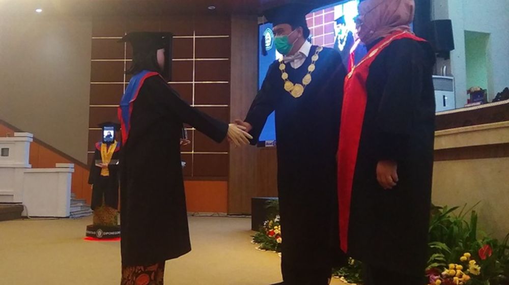 <p>Robot-robot wisudawan berjabat tangan dengan Rektor Undip Yos Johan Utama, seusai menerima ijazah. / Istimewa.</p>
