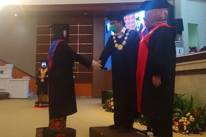 <p>Robot-robot wisudawan berjabat tangan dengan Rektor Undip Yos Johan Utama, seusai menerima ijazah. / Istimewa.</p>
