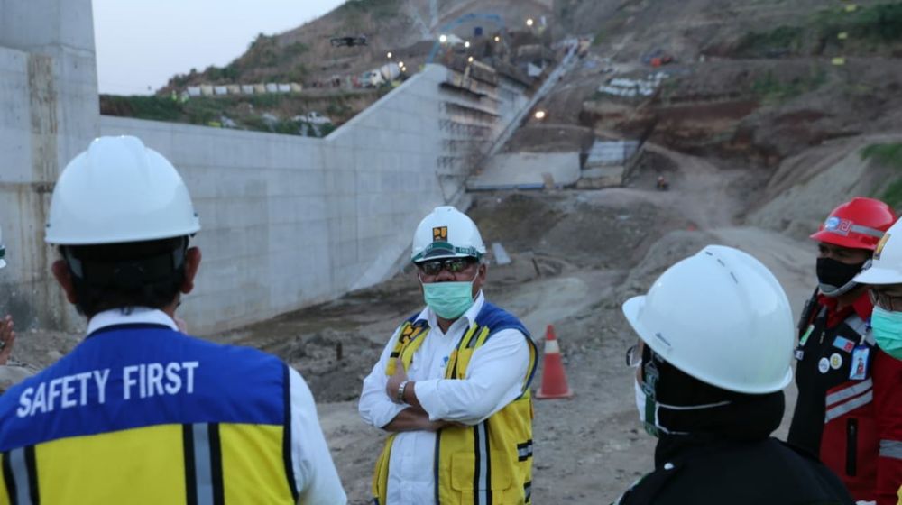 <p>Menteri PUPR Basuki Hadimuljono saat meninjau pembangunan Bendungan Cipanas di Sumedang. / Dok. Kementerian PUPR</p>
