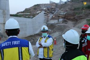 <p>Menteri PUPR Basuki Hadimuljono saat meninjau pembangunan Bendungan Cipanas di Sumedang. / Dok. Kementerian PUPR</p>
