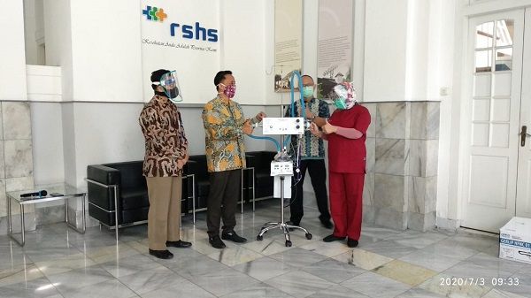 <p>Penyerahan Alat Terapi Oksigen di RS Hasan Sadikin Bandung, Jumat, 3 Juli 2020/ Sumber: lipi.go.id</p>
