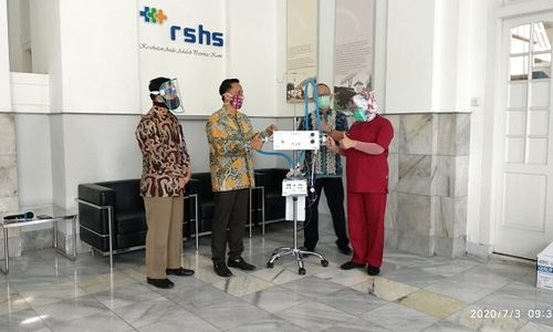 <p>Penyerahan Alat Terapi Oksigen di RS Hasan Sadikin Bandung, Jumat, 3 Juli 2020/ Sumber: lipi.go.id</p>
