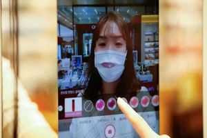 <p>Cermin canggih yang dikenal augmented reality/Foto: Reuters </p>

