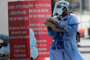 <p>Petugas medis di salah satu rumah sakit di Amerika/foto: Voice of America</p>
