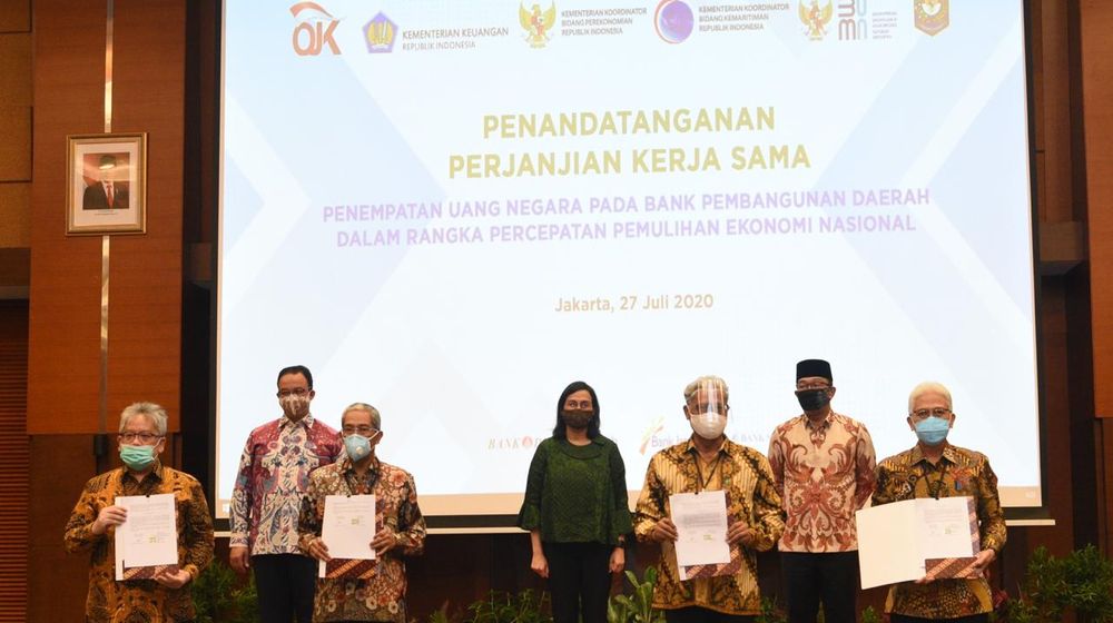 <p>Penandatanganan perjanjian kerja sama dilakukan oleh Direktur Utama Bank DKI Zainuddin Mappa dengan Direktur Jenderal Perbendaharaan Kementerian Keuangan Andin Hadyanto, serta disaksikan oleh Menteri Keuangan Sri Mulyani dan Gubernur DKI Jakarta Anies Baswedan di Jakarta, Senin, 27 Juli 2020. / Bank DKI</p>
