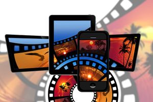 <p>Ilustrasi menonton film bisa dilakukan di gawai alias smartphone. / Pixabay</p>