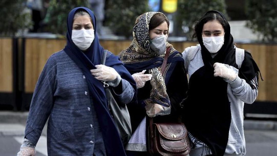 <p>Warga Iran menggunakan masker untuk mencegah penularan virus corona/CNN</p>
