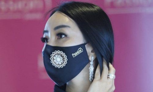 <p>Masker berlian dari Passion Jewelry</p>
