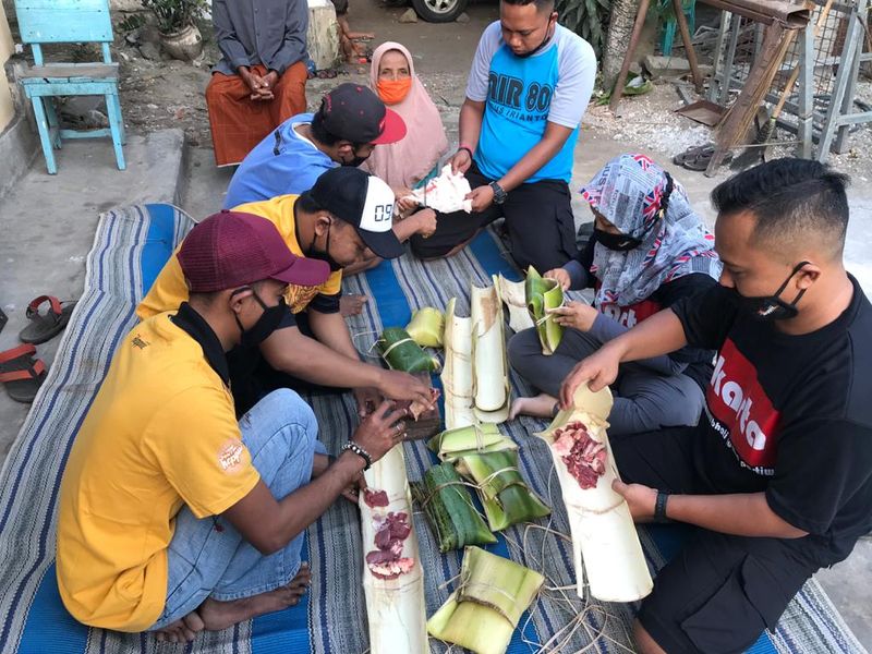 Anggota karang taruna (karta) yang tergabung dalam Heppiii Community Lumajang sedang membuat wadah daging kurban dari bahan ramah lingkungan