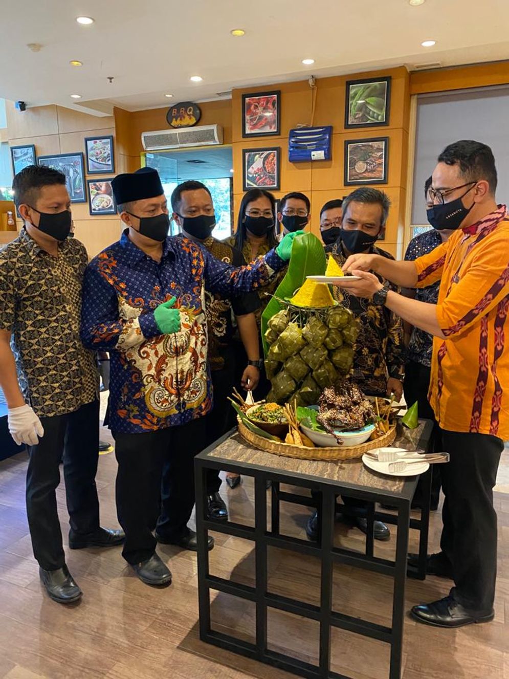 Pemotongan tumpeng tanda dimulainya beroperasi kembali hotel