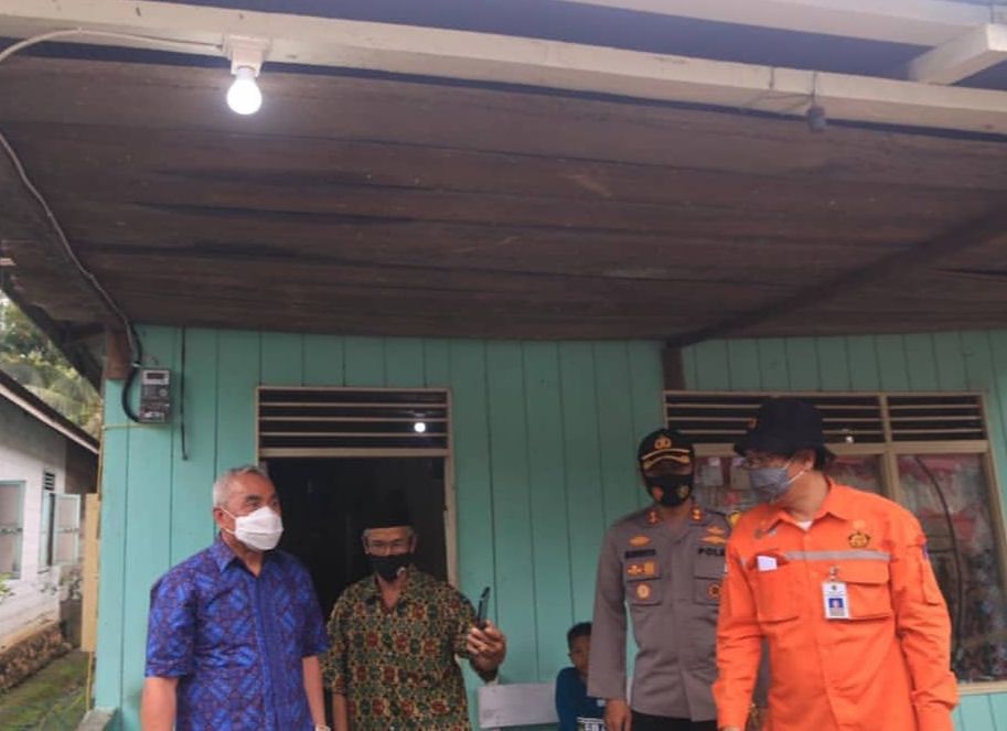 Gubernur Kaltim Isran Noor saat meresmikan PLTS di Desa Rantau Buta, Kabupaten Paser, Kaltim