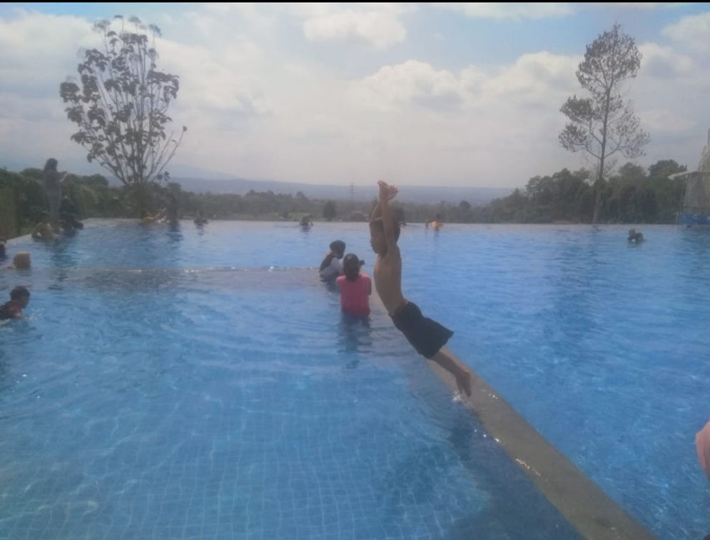 Berenang di kolam Orchid yang menawarkan pemandangan alam yang indah