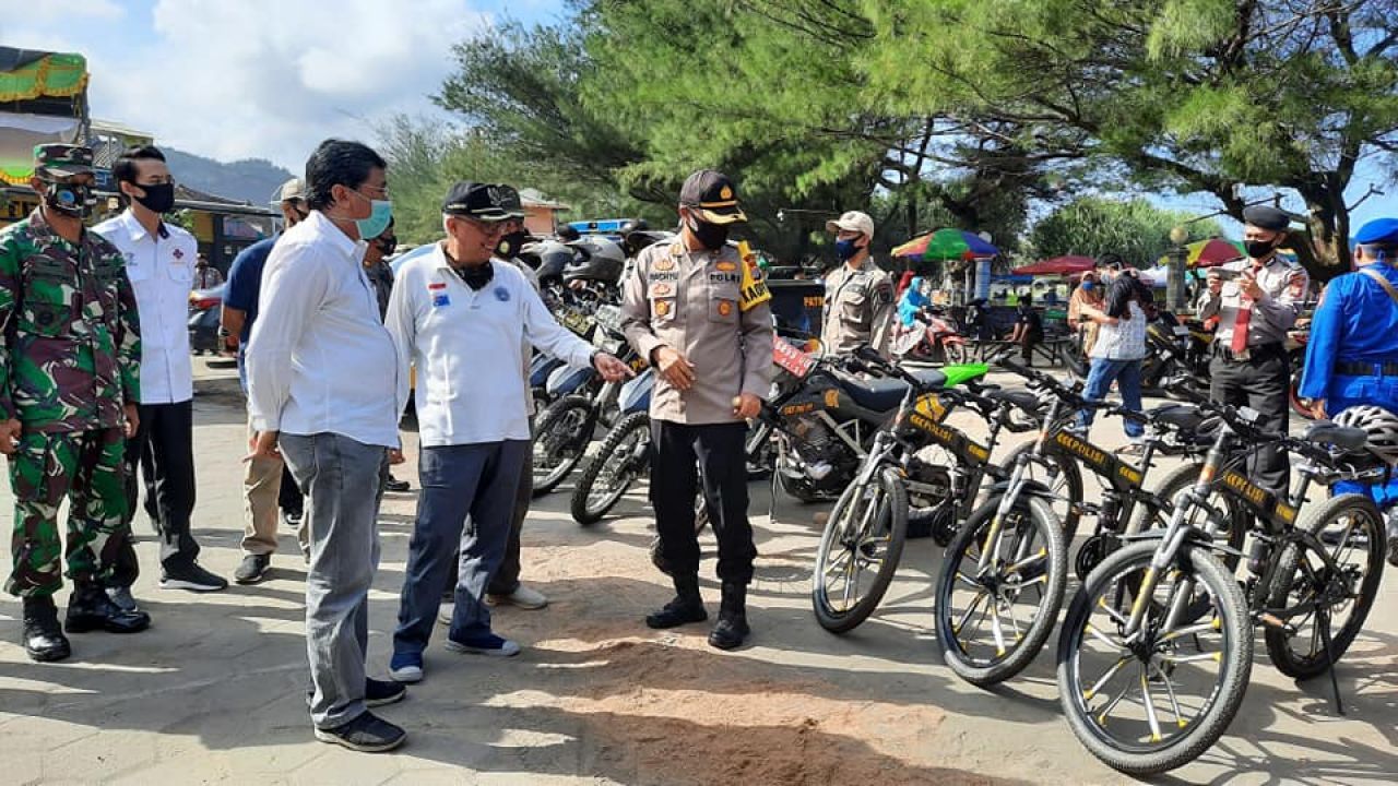 Bupati Suharsono saat memantau posko