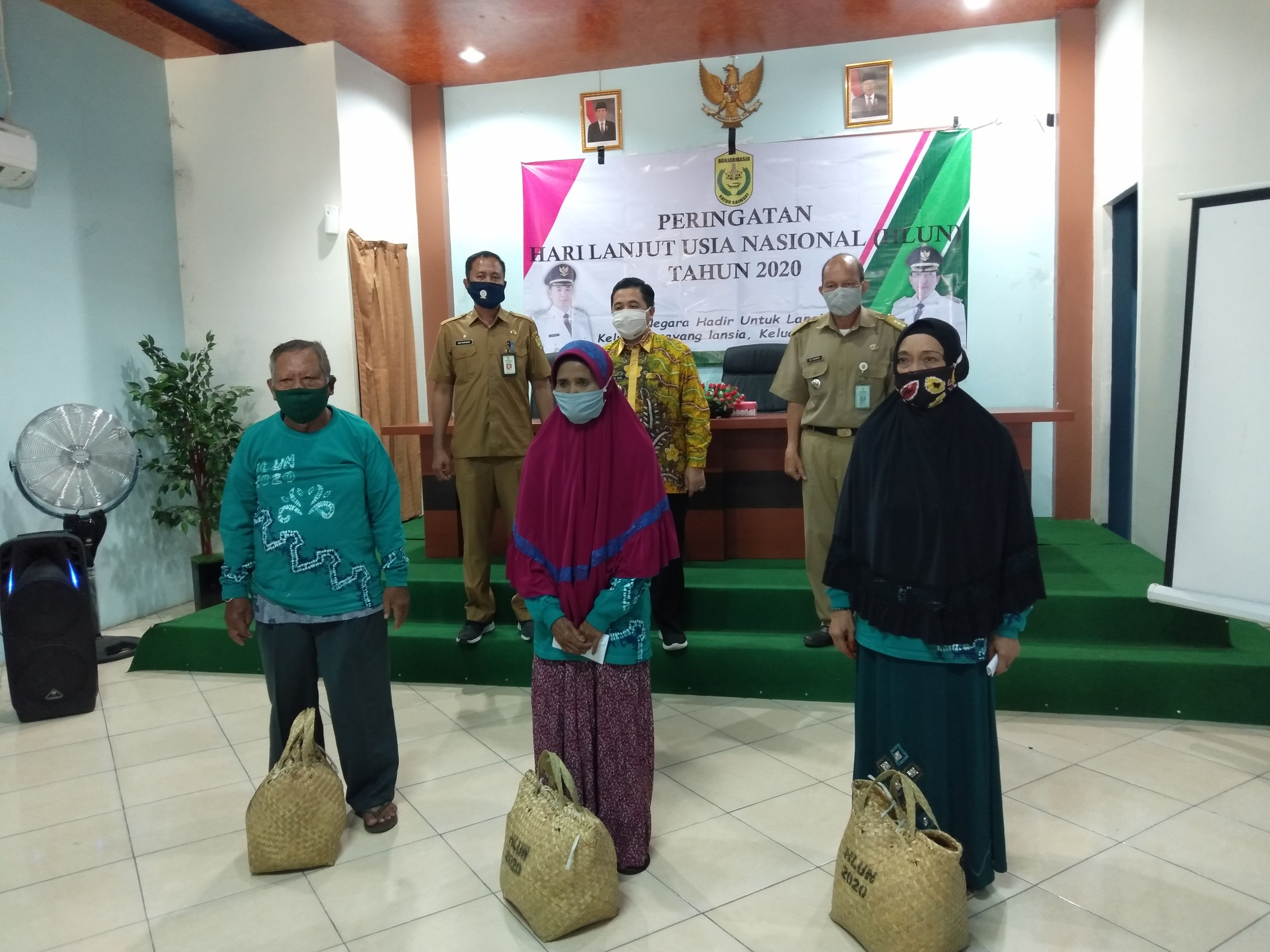 Penyerahan secara simbolis bantuan lansia di Aula Kecamatan Banjarmasin Selatan