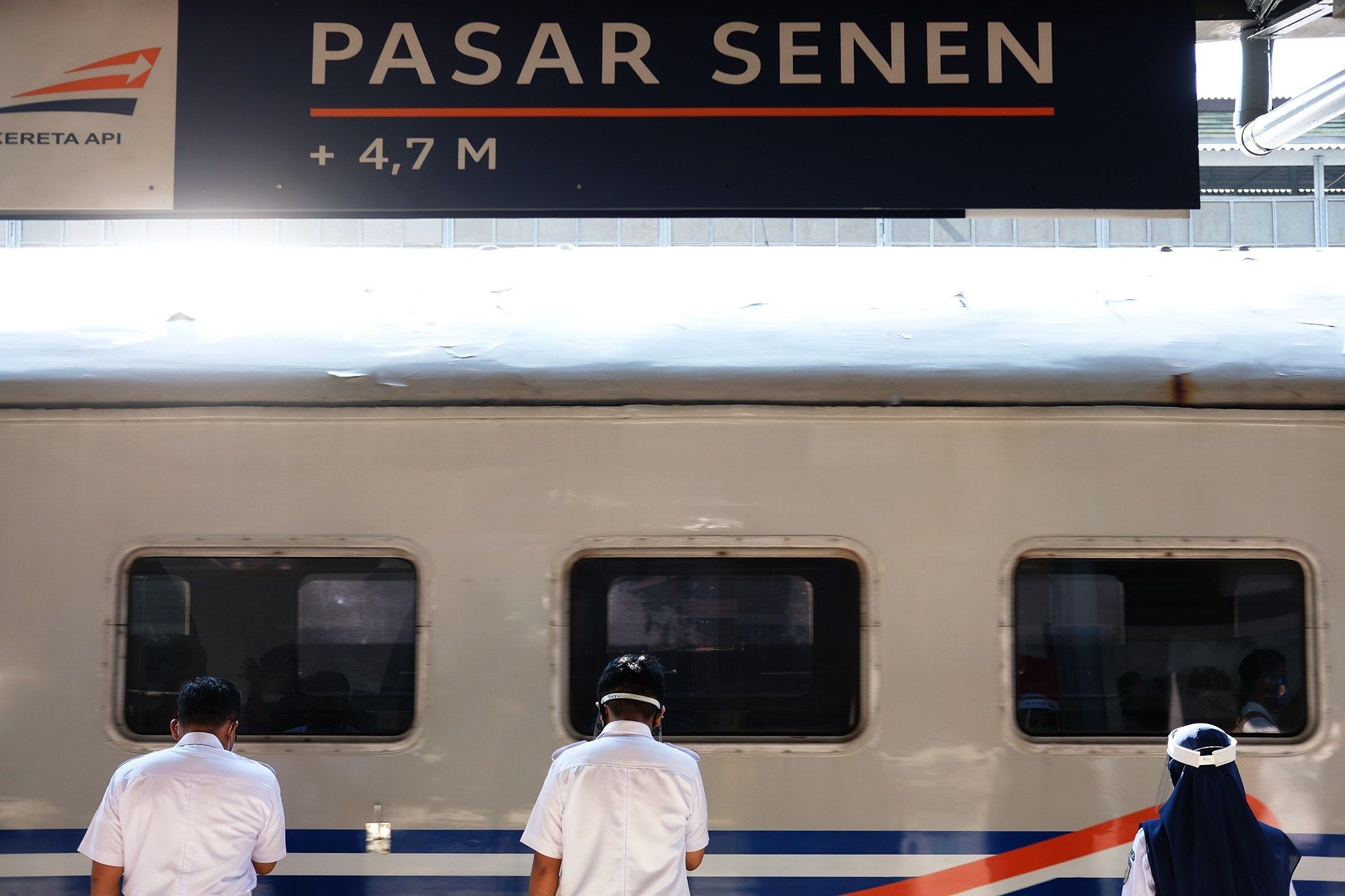 KA Serayu relasi Pasar Senen- Purwokerto saat diberangkatkan dari Stasiun Pasar Senen, Jakarta, Jumat 12 Juni 2020.