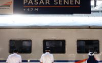 KA Serayu relasi Pasar Senen- Purwokerto saat diberangkatkan dari Stasiun Pasar Senen, Jakarta, Jumat 12 Juni 2020.