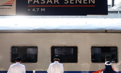 KA Serayu relasi Pasar Senen- Purwokerto saat diberangkatkan dari Stasiun Pasar Senen, Jakarta, Jumat 12 Juni 2020.