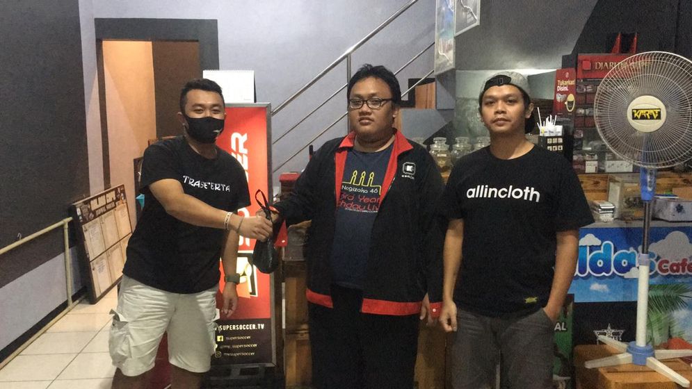 Sejumlah pengurus dari fans club saat memberikan paket daging kurban di Malang.