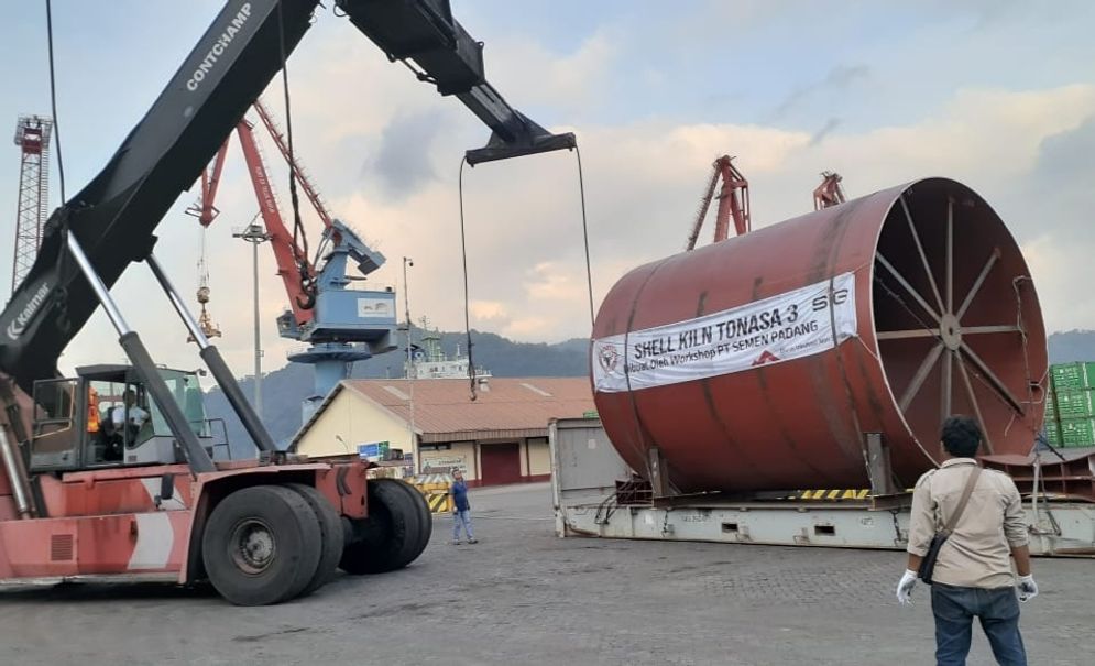 Pengapalan Shell Kiln yang diproduksi PT Semen Padang dikirim ke PT Semen Tonasa melalui Pelabuhan Teluk Bayur Padang/Foto: ist