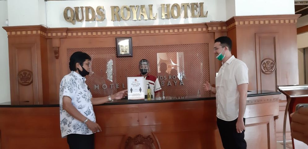 Pemilik Quds Royal Hotel, Syarif Hasan (kanan) berbincang dengan Manager Quds Royal Sutarto Soepiadhy saat secara resmi membuka operasional hotel. 