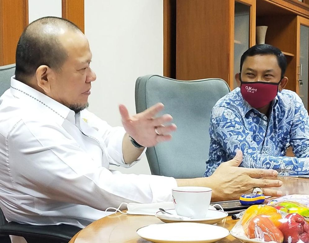 Ketua DPD RI AA LaNyalla Mahmud Mattalitti saat bertamu ke OJK Kantor Regional IV Jawa Timur.