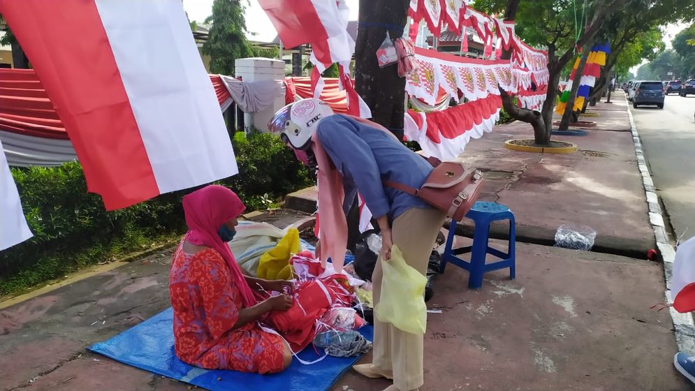 Asmawati penjual bendera di kawasan kampus Palembang