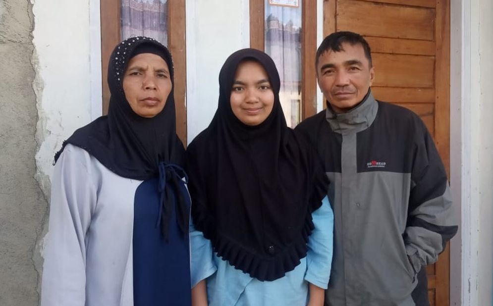 Dinda bersama ayah dan ibu nya di Alahan Panjang Solok/Foto: ist