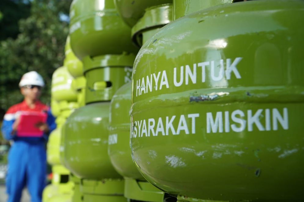 petugas menyusun tabung gas elpiji subsidi