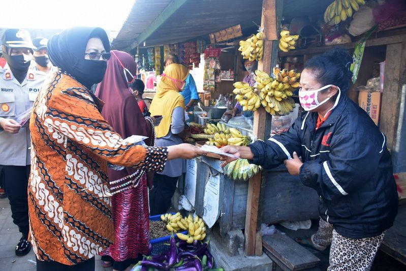 Wabup Sri Muslimatun saat membagikan masker bagi pedagang