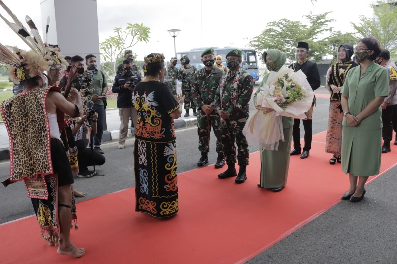 Pangdam VI/Mlw Mayjen TNI Heri Wiranto Disambut tradisi tepung tawar saat datang ke Balikpapan