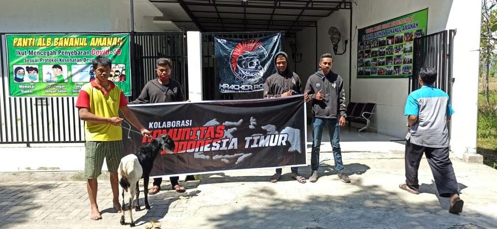Sejumlah komunitas di Madiun saat pembagian hewan kurban.