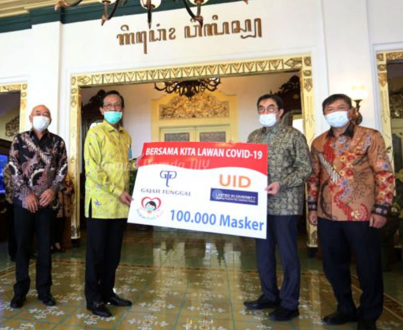 UID memberikan bantuan 100.000 masker kepada Pemda DIY.