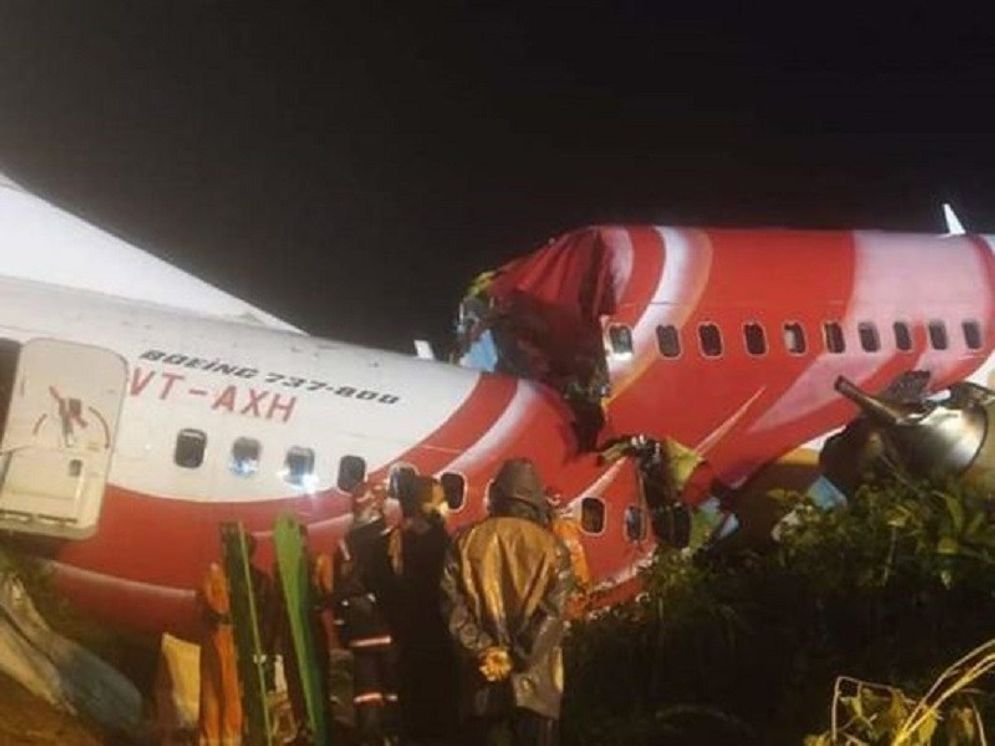 Air India Express terbelah dua. / Foto: Gulfnews.com