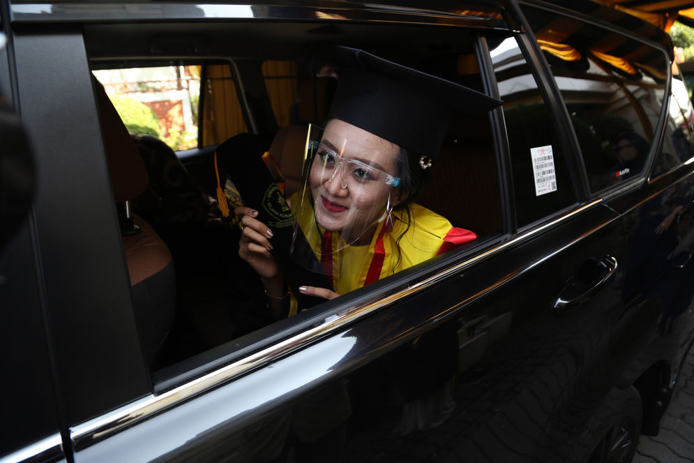 Salah satu wisudawati tetap bahagia walau wisudanya digelar 'luar biasa'.