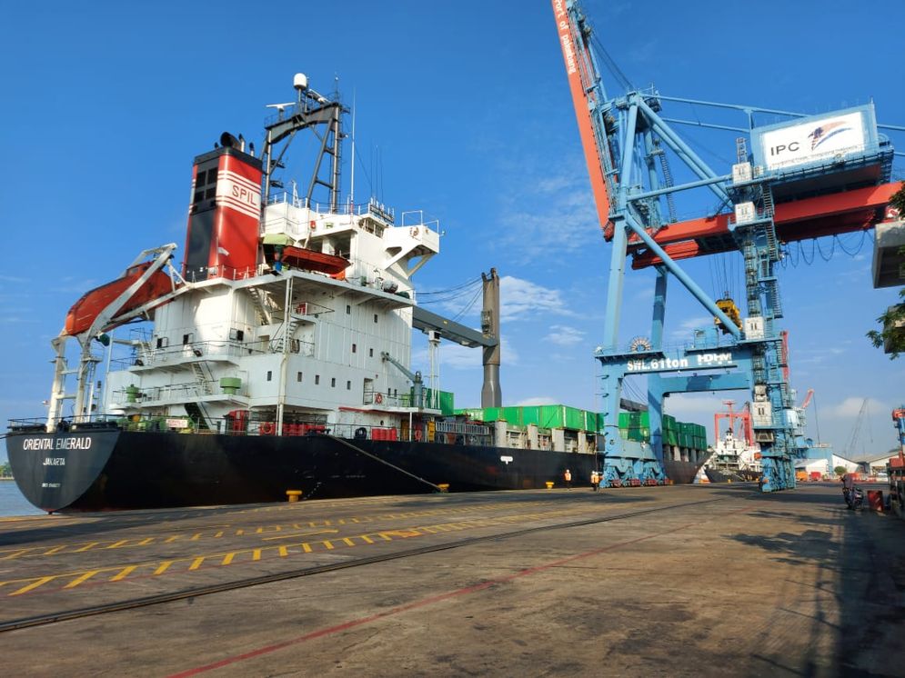 Kapal bersandar di Pelabuhan Boombaru Palembang