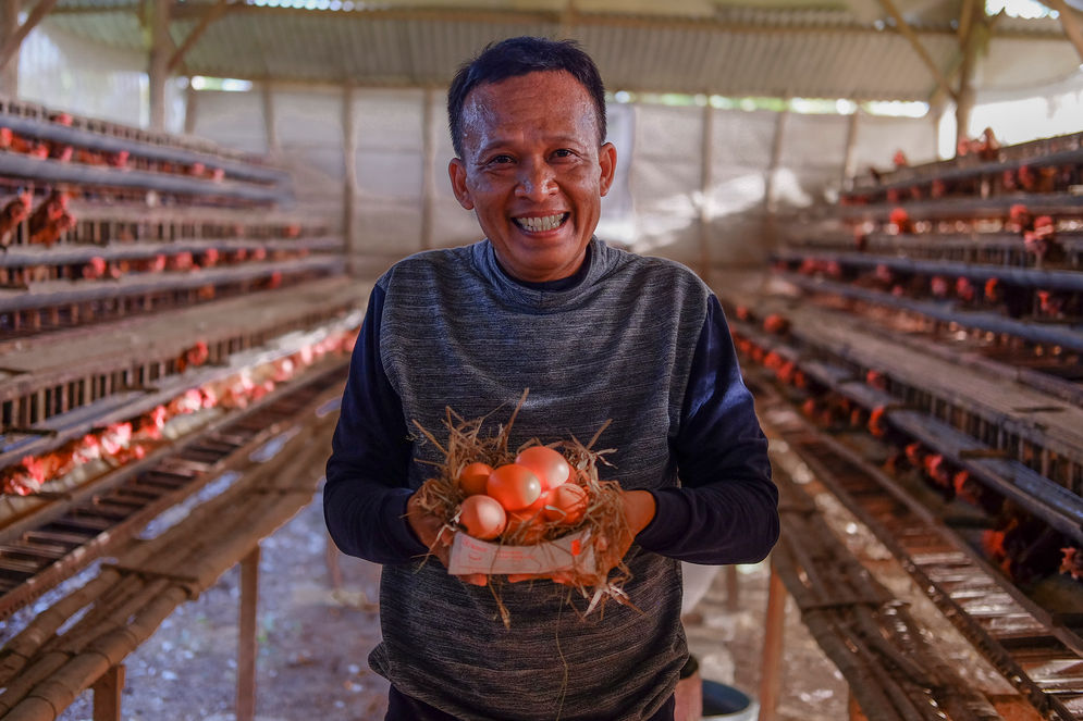 Darmadi, ketua kelompok ternak ayam petelur Telaga Agung, Desa Temandang, Tuban yang tergabung dalam klaster unggas binaan SIG.