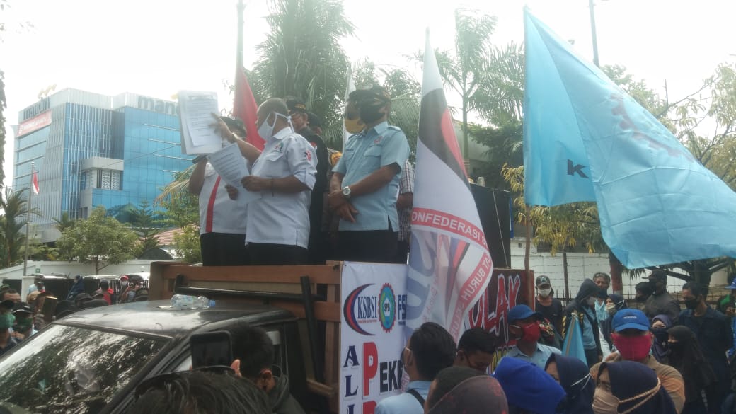 serikat pekerja menggelar aksi di depan gedung DPRD Kalsel