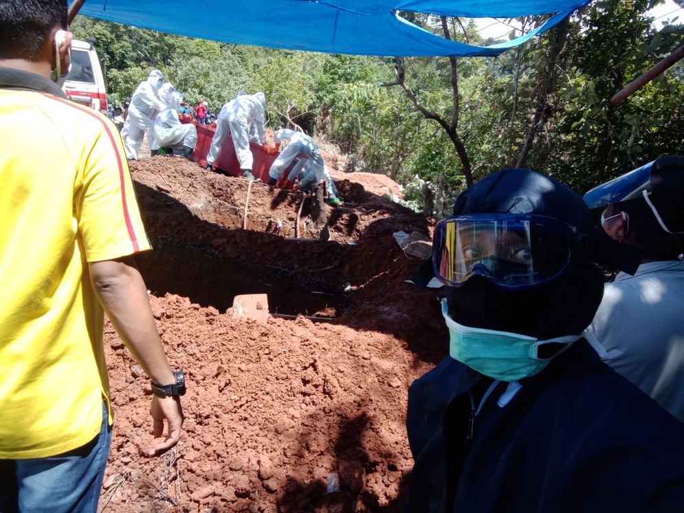 Pemakaman jenazah pasien positif Covid-19 di Padang