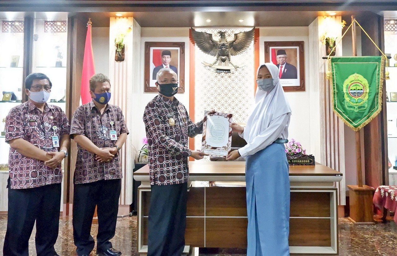 Bupati Bantul Suharsono menyerahkan piagam penghargaan kepada anggota paskibraka.