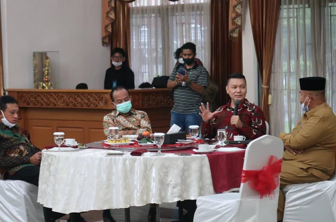Wakil Menteri Agraria dan Tata Ruang (ATR)/BPN Surya Tjandra (baju batik merah)