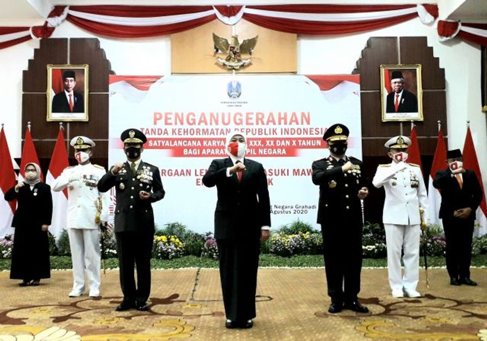 Acara penghargaan Jer Basuki Mawa Beya di  Gedung Negara Grahadi Jalan Gubernur Suryo, Surabaya, Kamis (13/8/2020). 