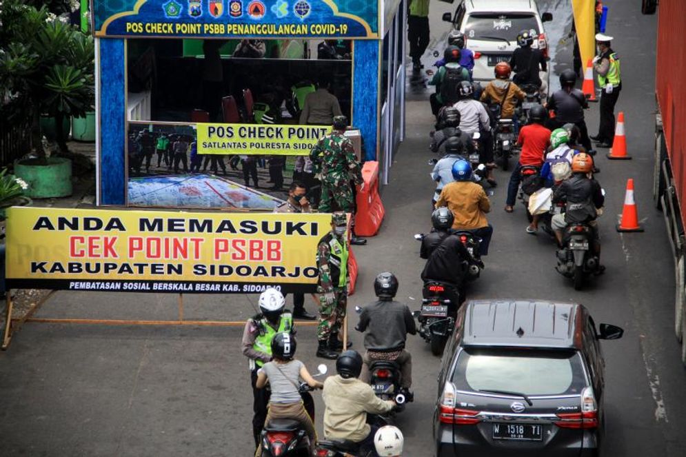 Sidoarjo saat melalukan PSBB. Ketatnya petugas kepada warga belum bisa mengembalikan status daerah itu menjadi oranye, kuning, atau hijau