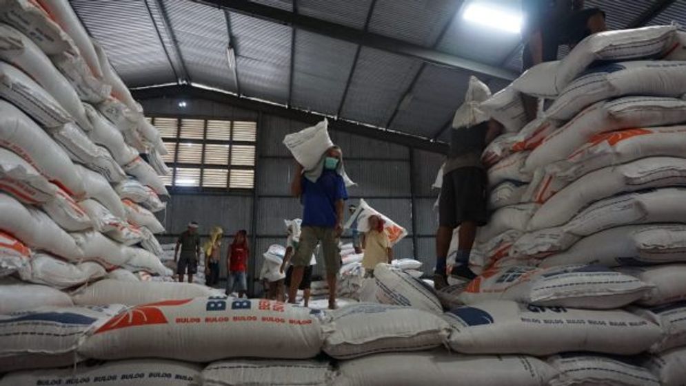 Penyimpanan beras di gudang Bulog Sumbar