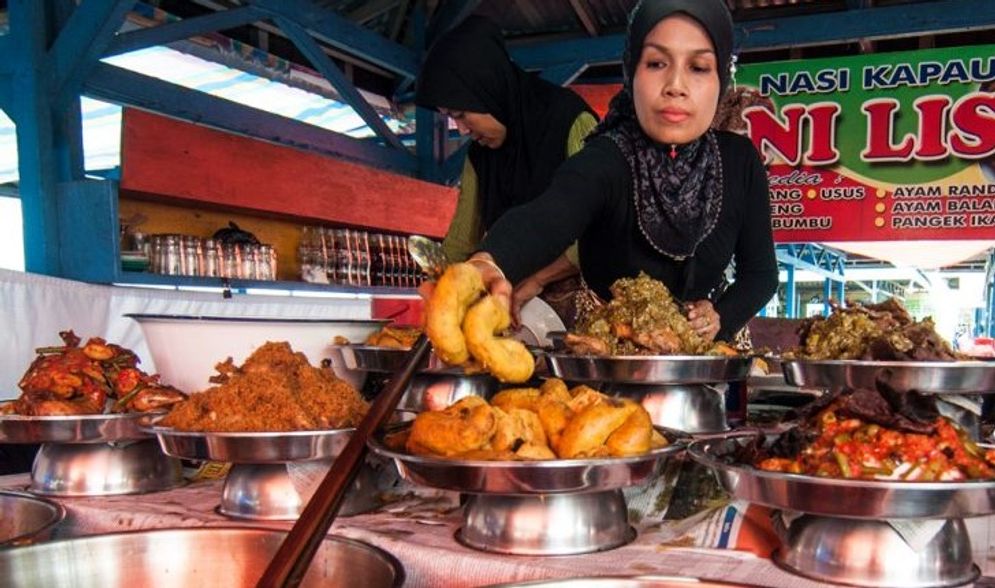 Salah seorang penjual Nasi Kapau di Bukittinggi/Foto: sumbar.travel