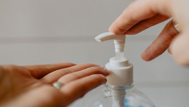 Perhatikan! Ini Cara Salah Pakai Hand Sanitizer