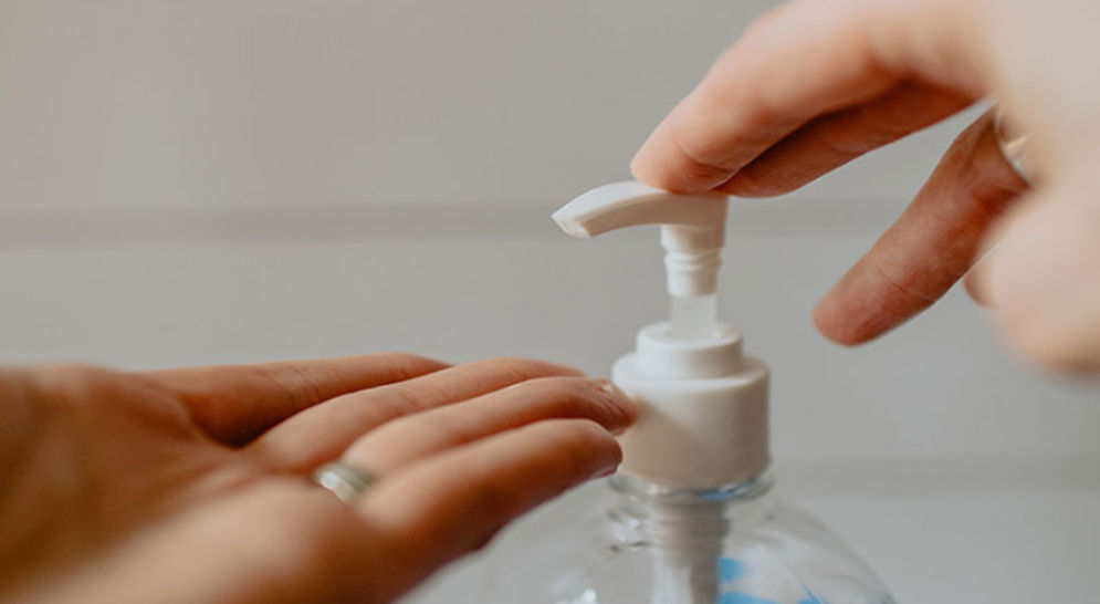 Ilustrasi pemakaian hand sanitizer