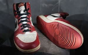 Nike Air Jordan 1 “Chicago”, sepatu yang dipakai Michael Jordan saat melakukan dunk dan menghancurkan backboard ring basket di Italia pada 1985 silam.
